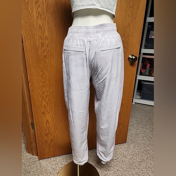 Athleta, NWT, Brooklyn Lined Camo Lux Joggers, Shasta Purple, Size 4 - Picture 8 of 16